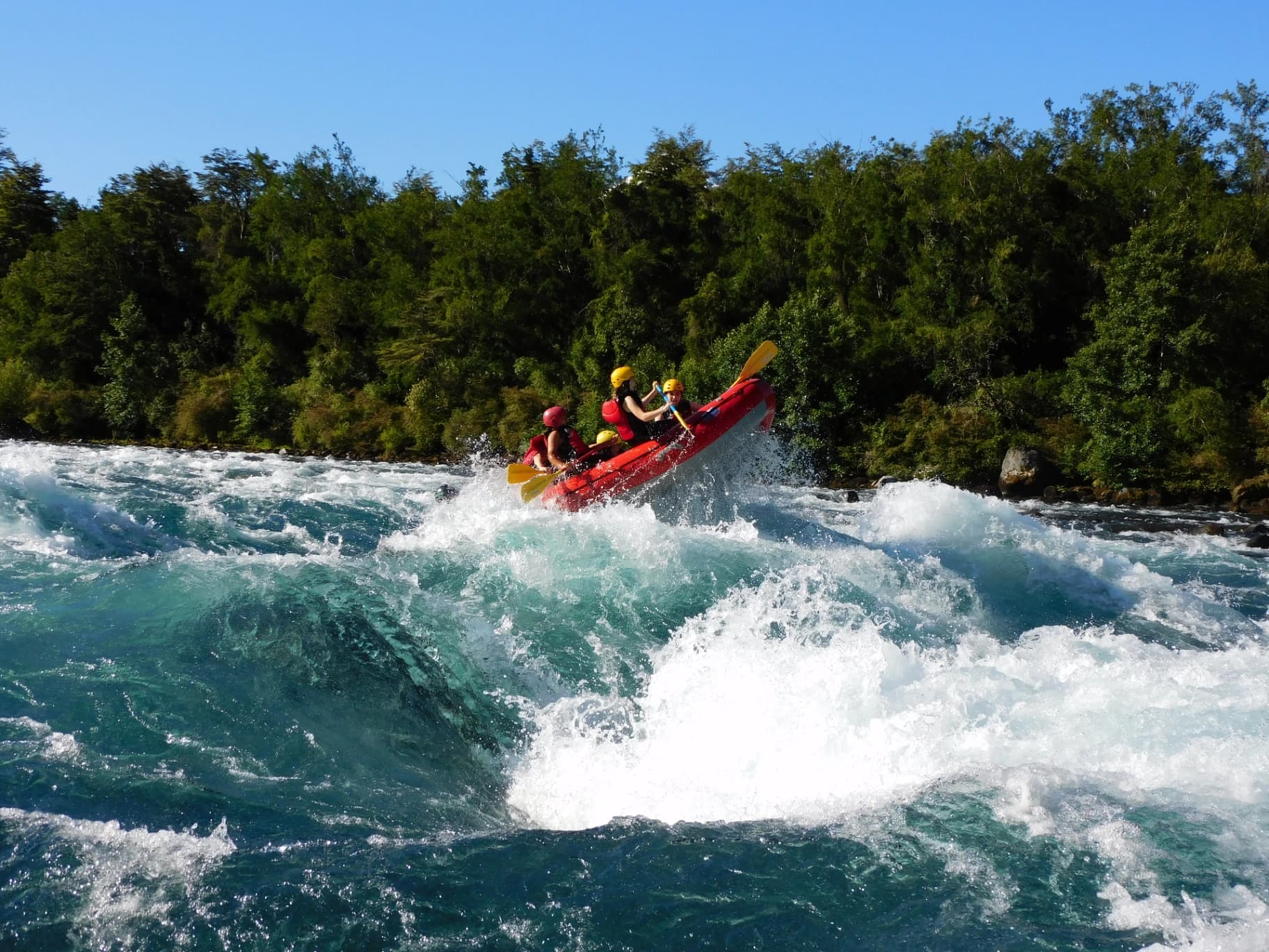 Banner de Rafting en el Río Petrohué: La Aventura Definitiva en el Corazón de la Patagonia