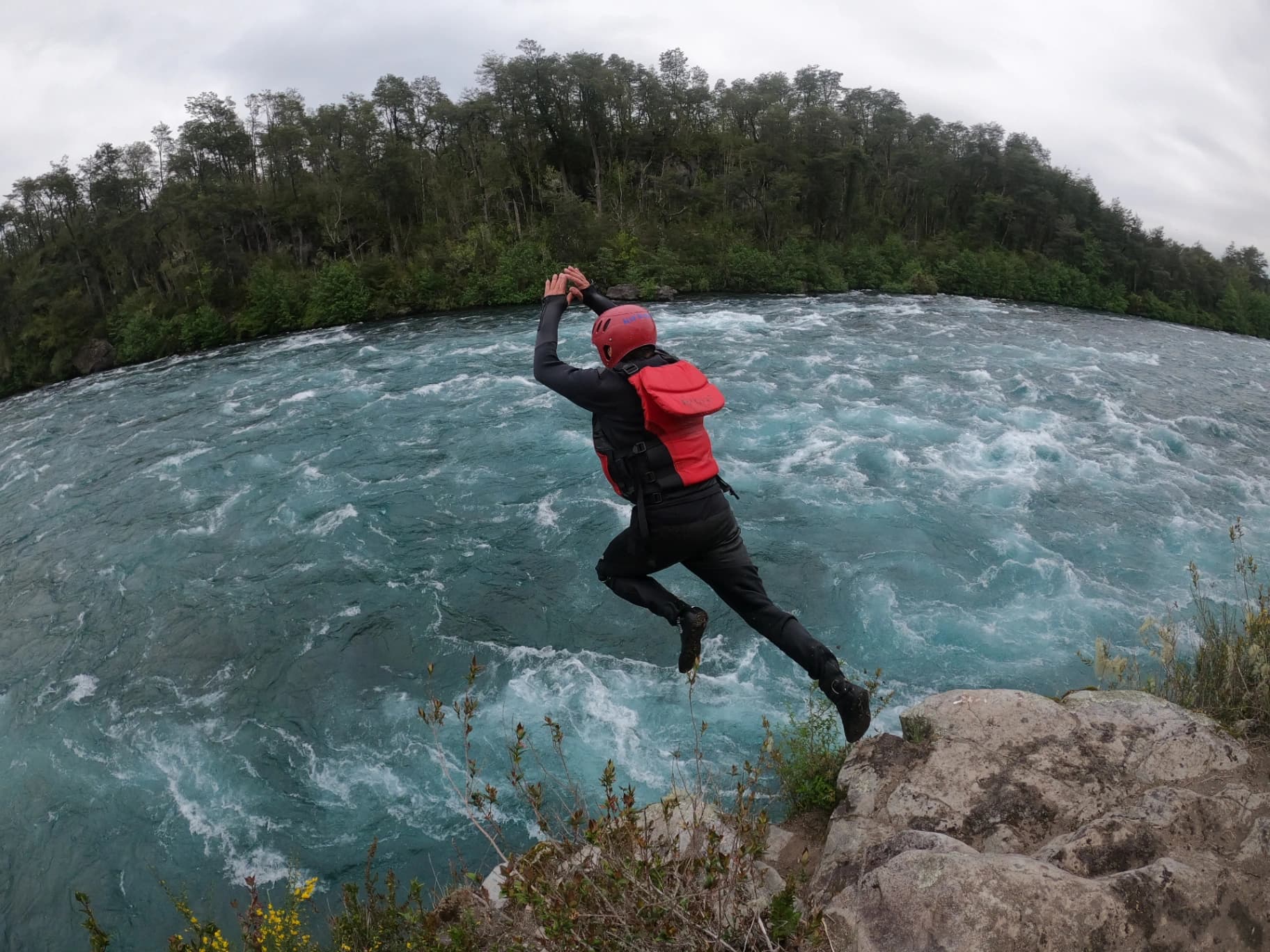 Rafting en el Río Petrohué: La Aventura Definitiva en el Corazón de la Patagonia - Imagen 4