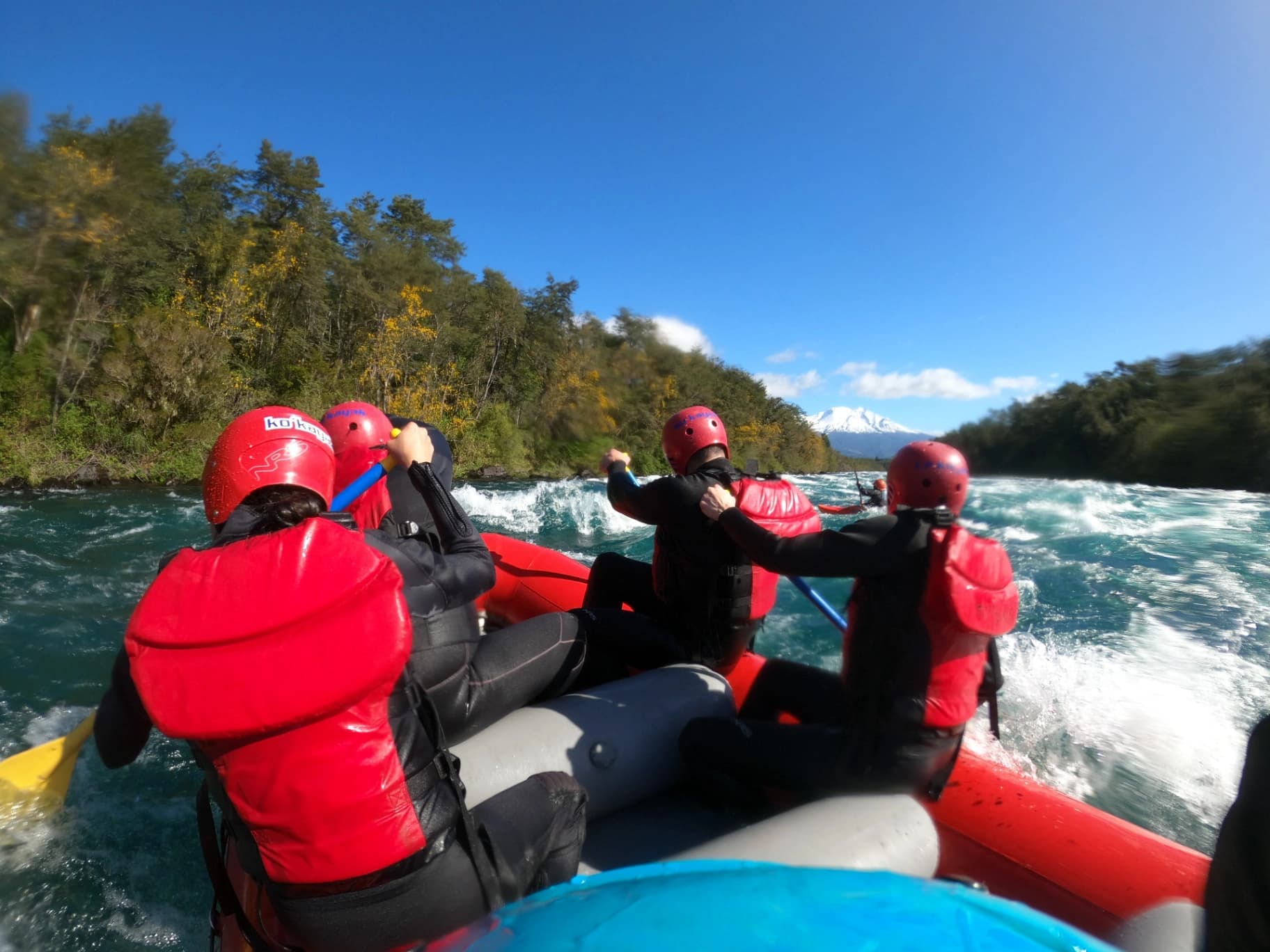 Rafting en el Río Petrohué: La Aventura Definitiva en el Corazón de la Patagonia - Imagen 3